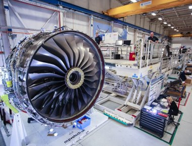 Πως η Rolls-Royce συναρμολογεί τους κινητήρες των αεροπλάνων (βίντεο)